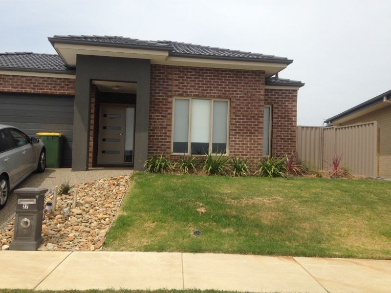 27 Harrison Way, Pakenham VIC 3810