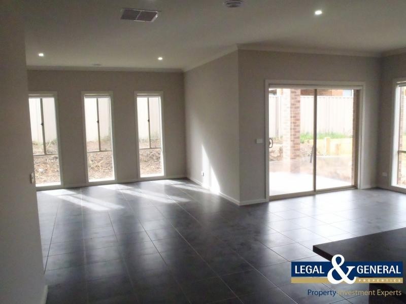 27 Harrison Way, Pakenham VIC 3810