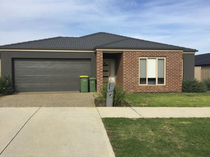 8 Christie Court, Pakenham VIC 3810