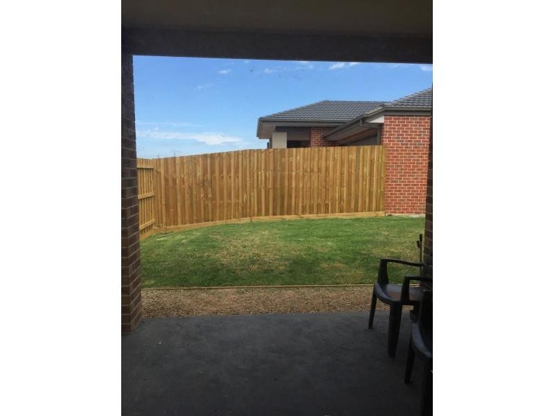 11 Simon Avenue, Officer VIC 3809