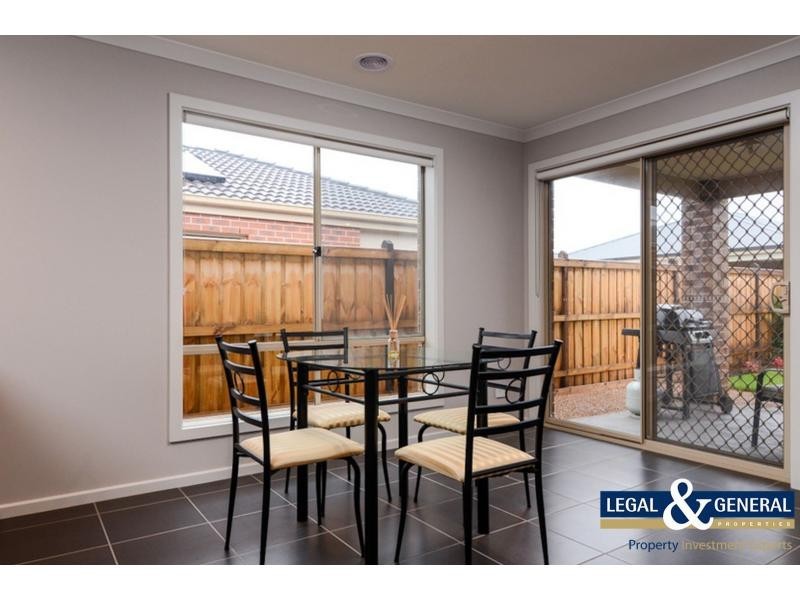 42 Wheelers Park Drive, Cranbourne North VIC 3977