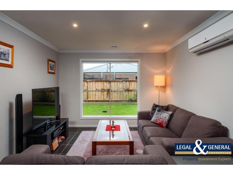 42 Wheelers Park Drive, Cranbourne North VIC 3977