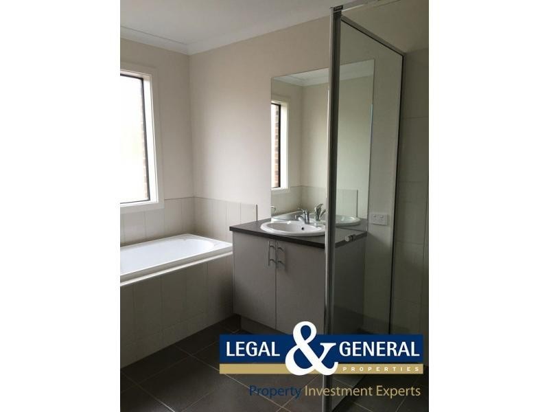 20 Manoora Avenue, Clyde North VIC 3978