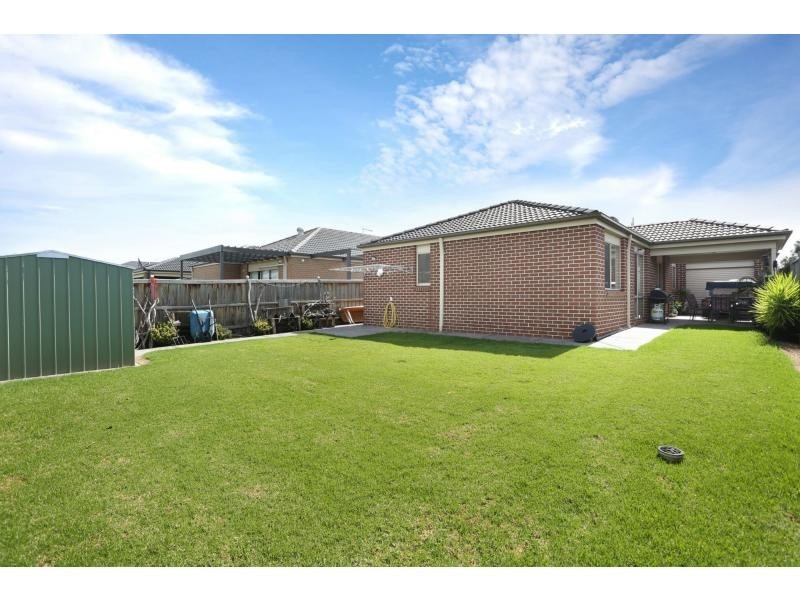 63 Chantenay Parade, Cranbourne North VIC 3977