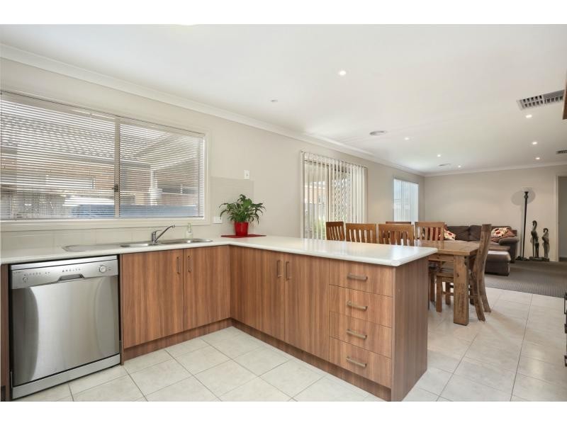 63 Chantenay Parade, Cranbourne North VIC 3977