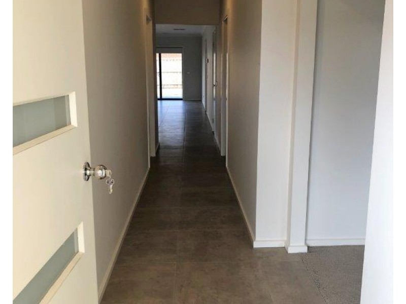 60 Moxham Dr, Clyde North VIC 3978