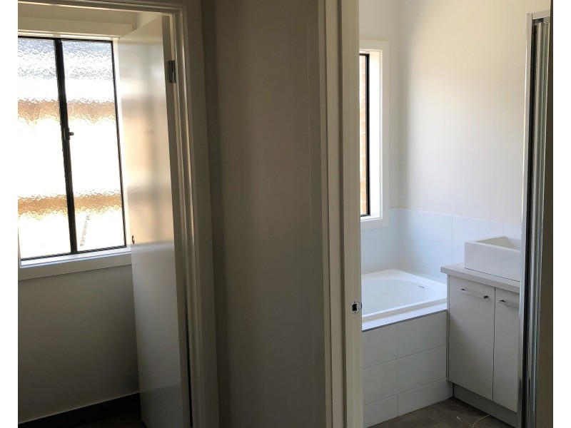 60 Moxham Dr, Clyde North VIC 3978