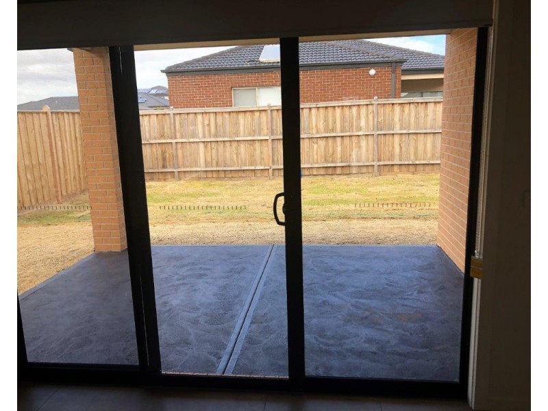 60 Moxham Dr, Clyde North VIC 3978