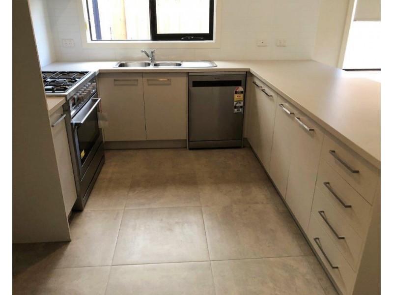 60 Moxham Dr, Clyde North VIC 3978