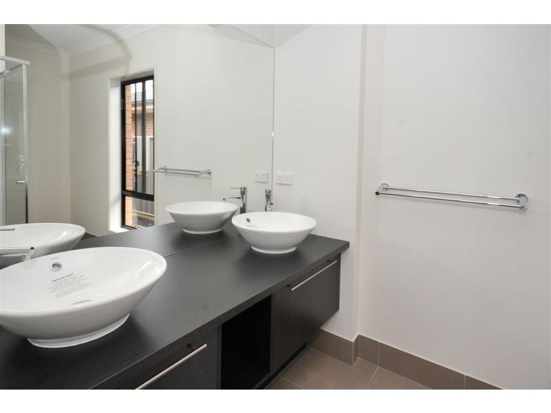 8 Perry Lane, Epsom VIC 3551