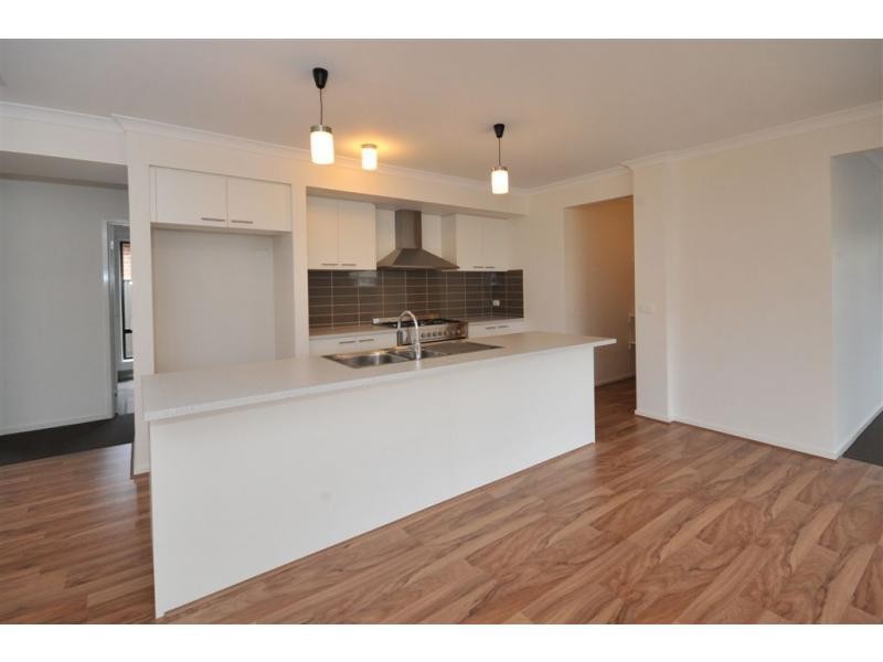 8 Perry Lane, Epsom VIC 3551