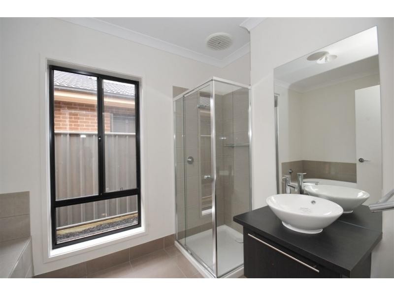 8 Perry Lane, Epsom VIC 3551