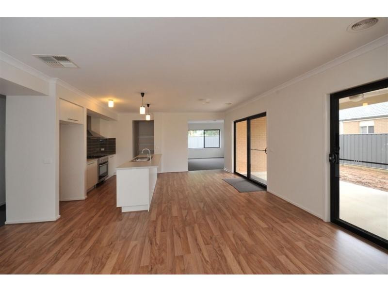 8 Perry Lane, Epsom VIC 3551