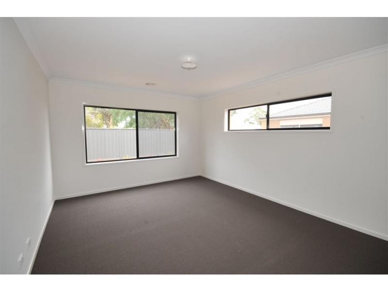 8 Perry Lane, Epsom VIC 3551