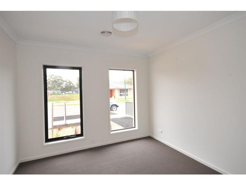 8 Perry Lane, Epsom VIC 3551