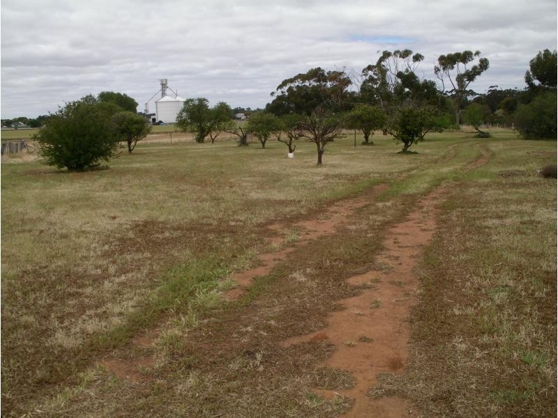 27 Golf Links Road, Charlton VIC 3525