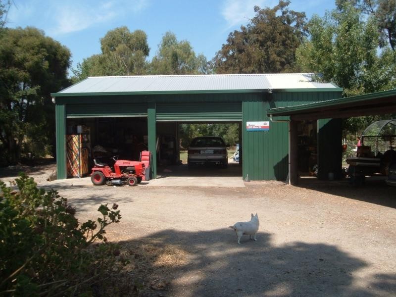 1 Vinnecombes Road, Calivil VIC 3573