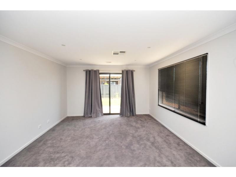 49 Greenfield. Drive, Epsom VIC 3551