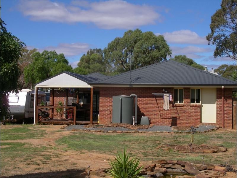 18 Racecourse Road, Wedderburn VIC 3518