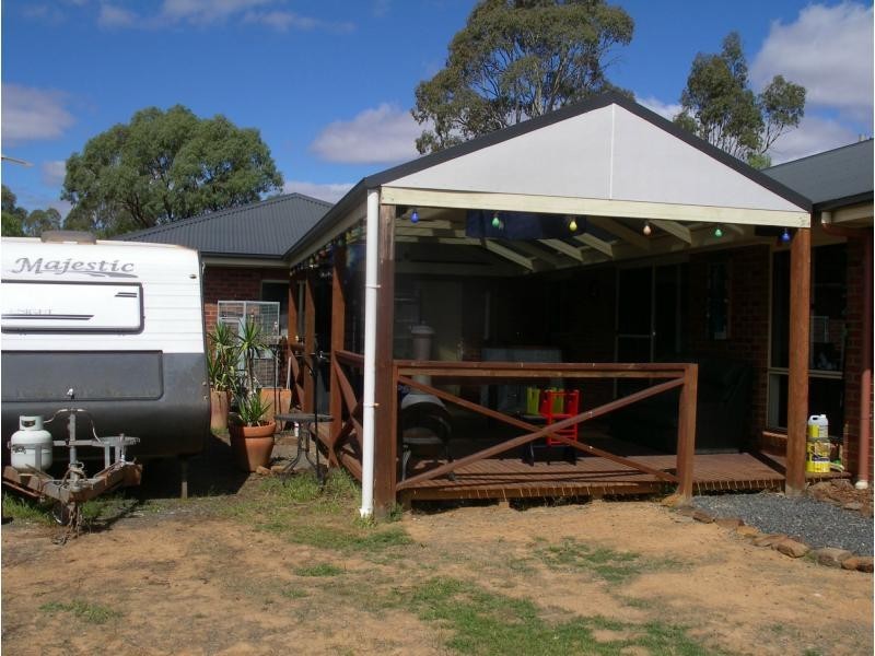 18 Racecourse Road, Wedderburn VIC 3518