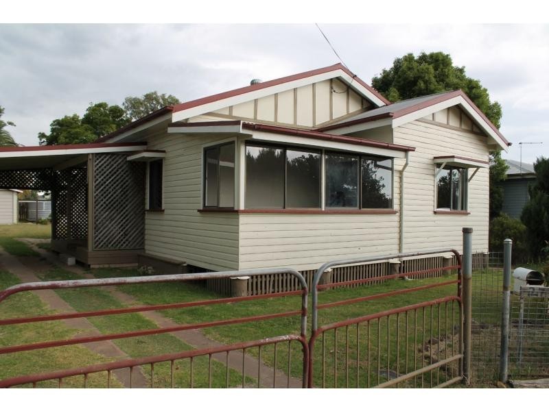 27 Oak Avenue, Warwick QLD 4370