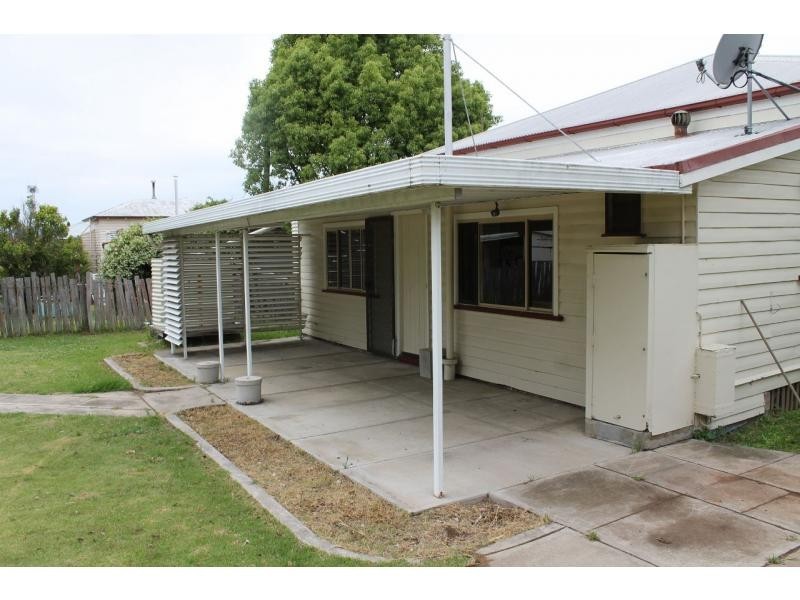 27 Oak Avenue, Warwick QLD 4370