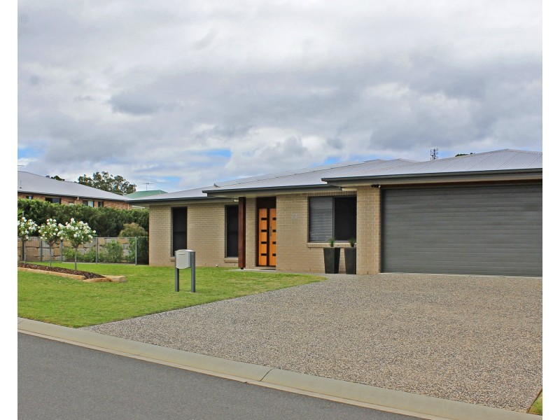 33 Lyons Crescent, Warwick QLD 4370