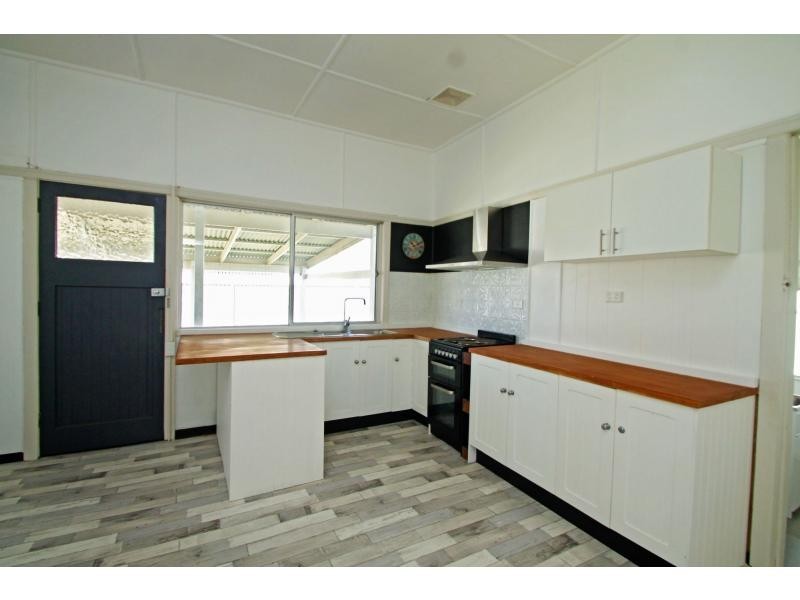 27 Oak Avenue, Warwick QLD 4370
