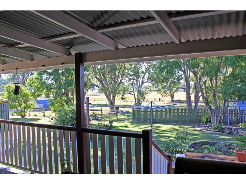 100 White St, Pratten QLD 4370