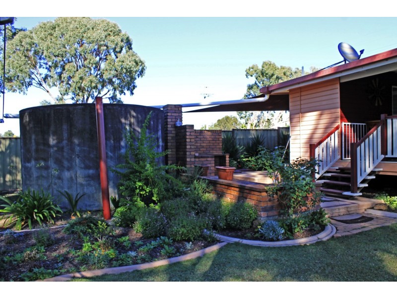 100 White St, Pratten QLD 4370