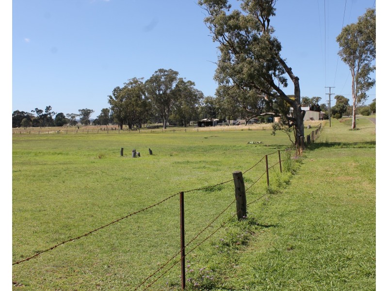 126 White St, Pratten QLD 4370