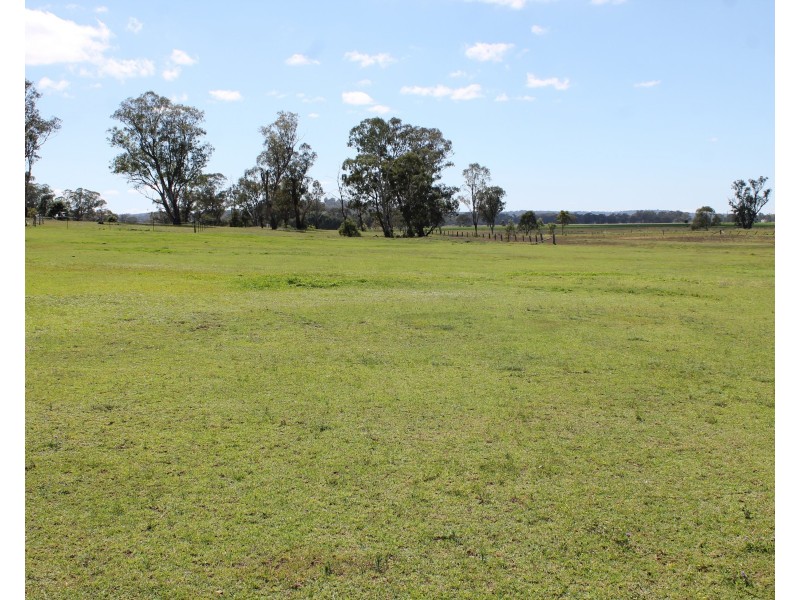 126 White St, Pratten QLD 4370
