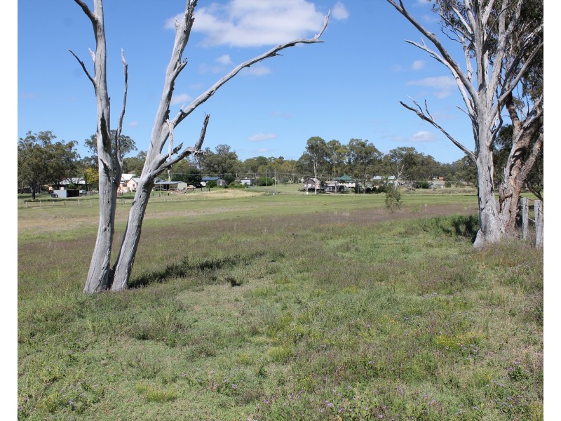 126 White St, Pratten QLD 4370