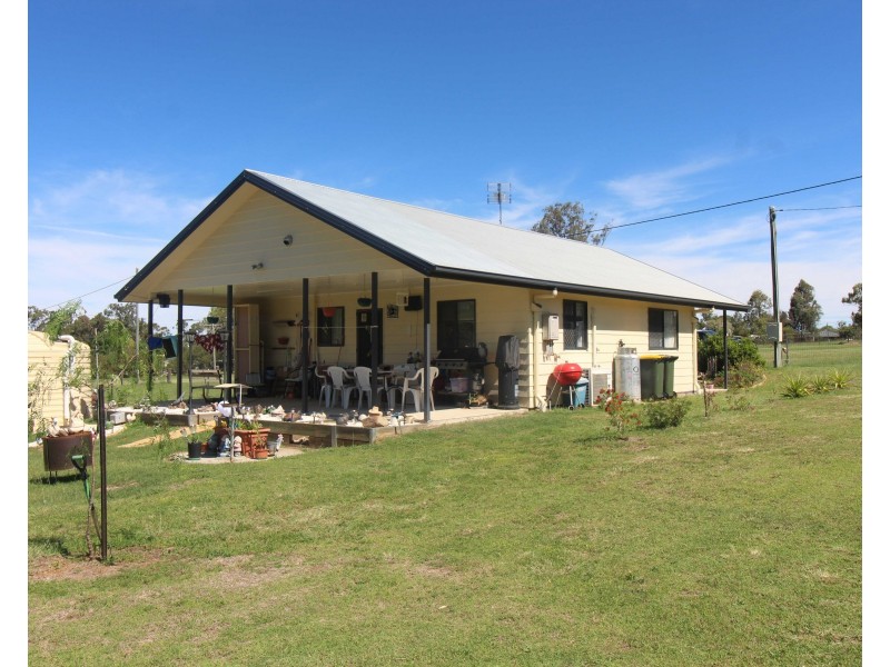 14 Ross St, Pratten QLD 4370