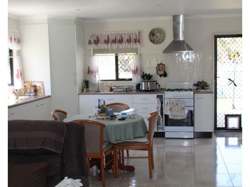 14 Ross St, Pratten QLD 4370