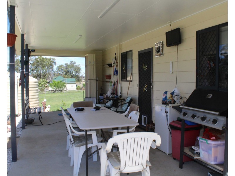 14 Ross St, Pratten QLD 4370