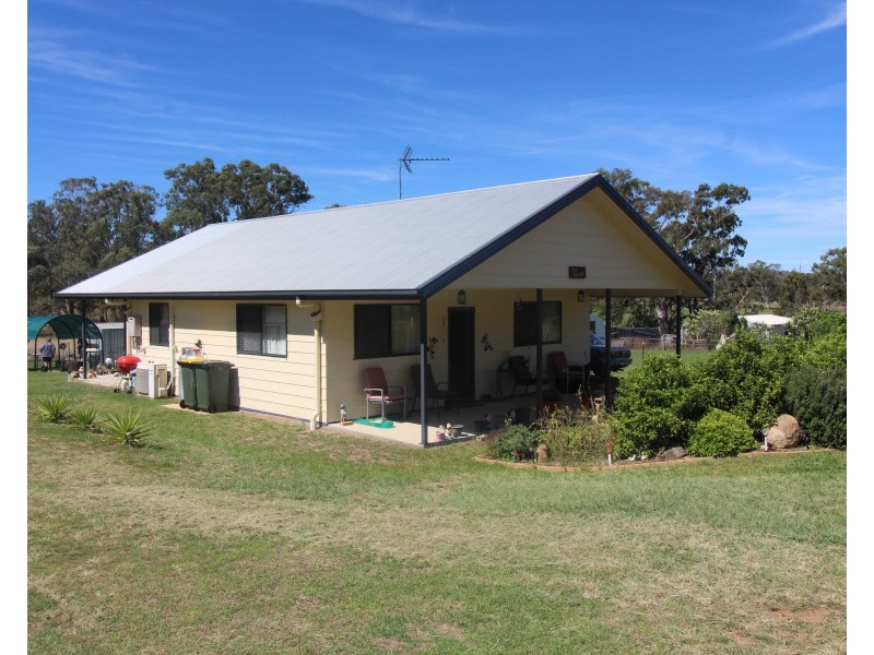 14 Ross St, Pratten QLD 4370