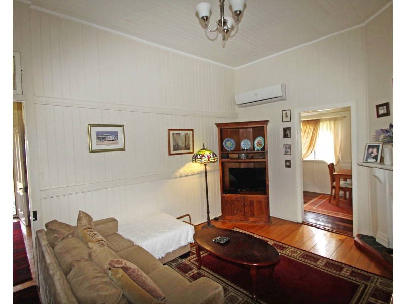 18 Cecil St, Warwick QLD 4370