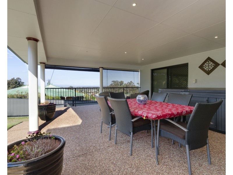 2 Daniel Dr, Warwick QLD 4370