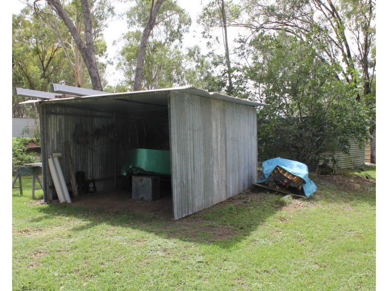 33 Lester St, Pratten QLD 4370