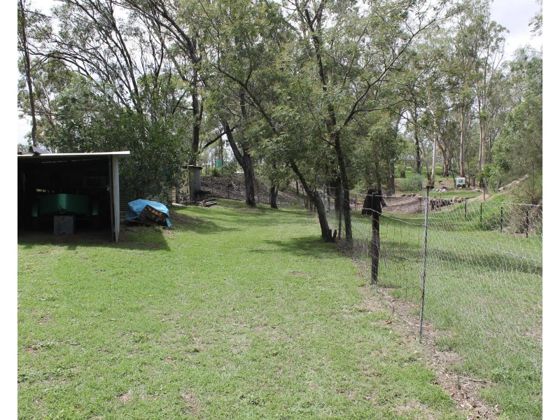 33 Lester St, Pratten QLD 4370