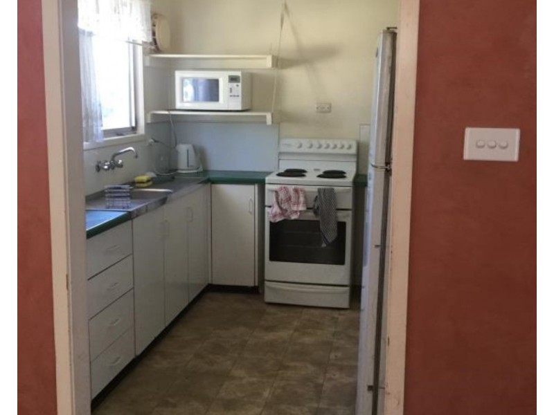 27 Arnold St, Blackwater QLD 4717