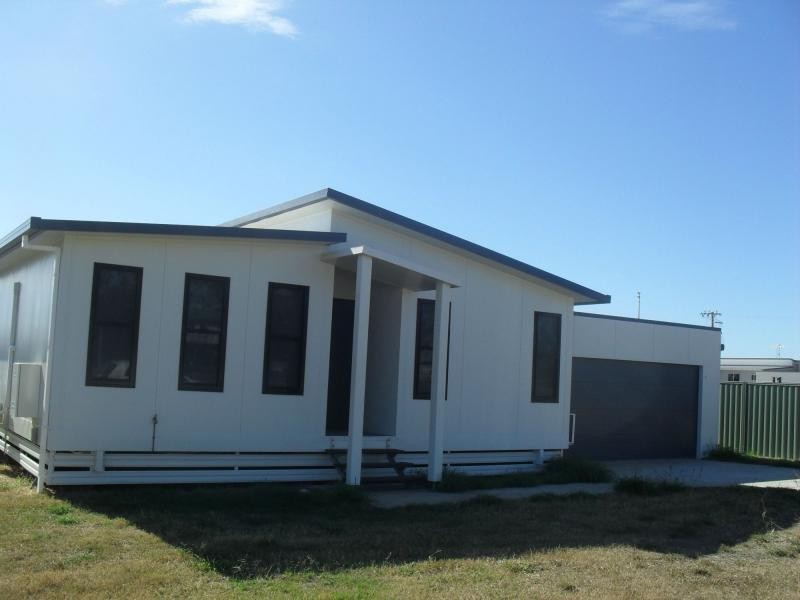 18 Hunter Street, Blackwater QLD 4717