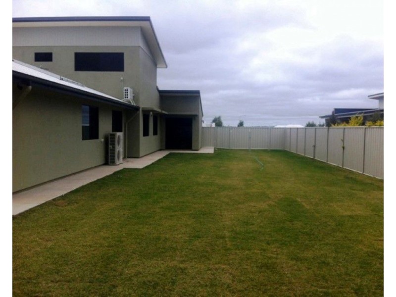 49 Newman Drive St, Emerald QLD 4720