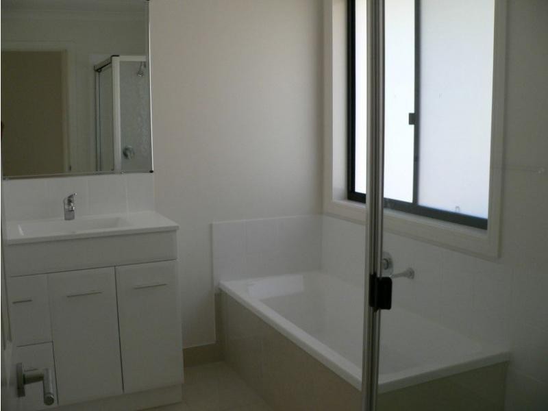 2/17 Lakeside Drive, Emerald QLD 4720