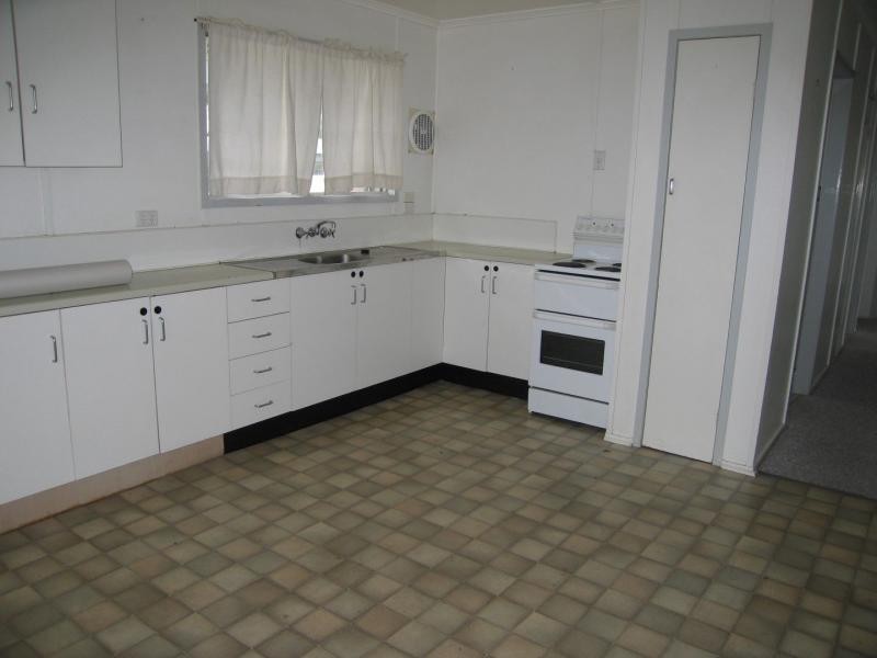 10 Long Street, Blackwater QLD 4717