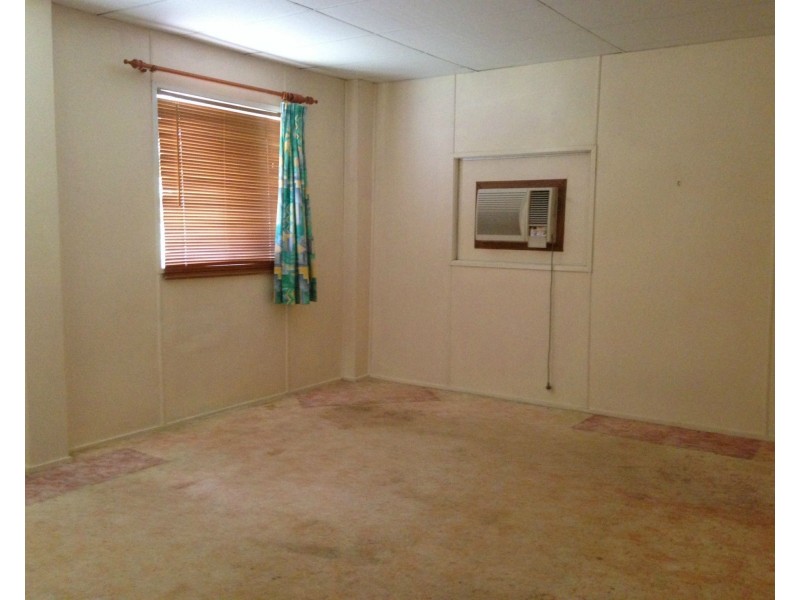 8 East Street, Bluff QLD 4702