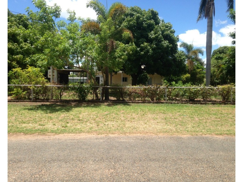 8 East Street, Bluff QLD 4702