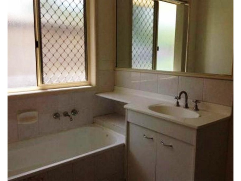 22 Eubar Pl, Emerald QLD 4720