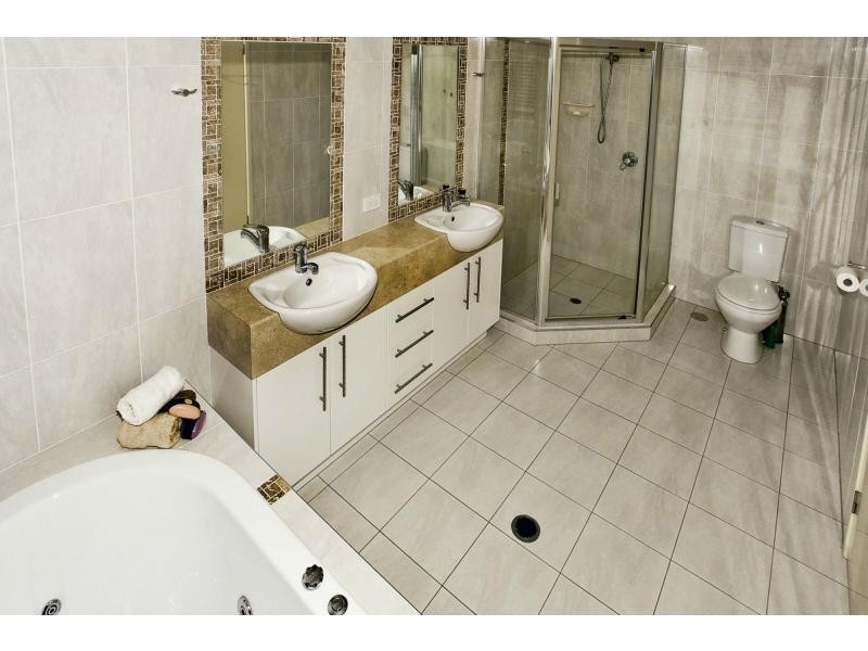 1 Skandia Court, Newport QLD 4020